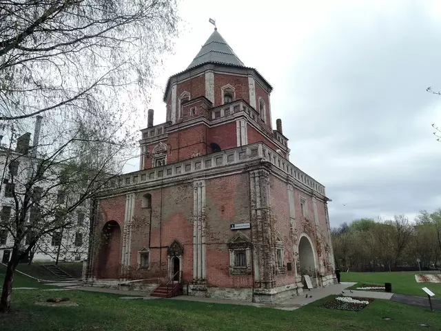 Государев двор в Измайлово. Мостовая башня.