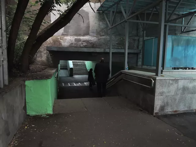 Колодезный переулок. Подземный переход под метро.