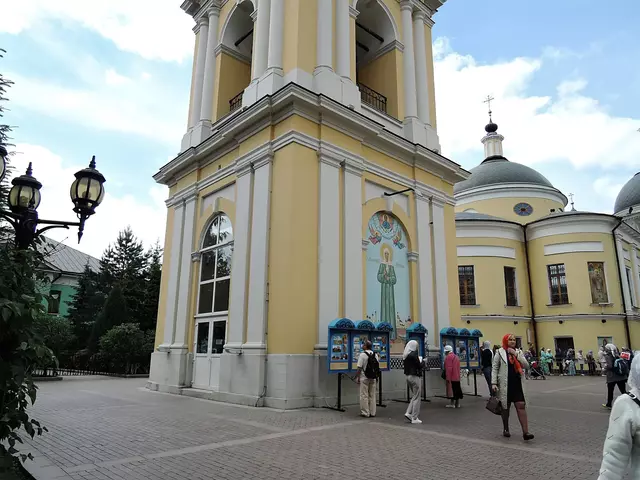 Трехъярусная колокольня Покровского ставропигиального женского монастыря