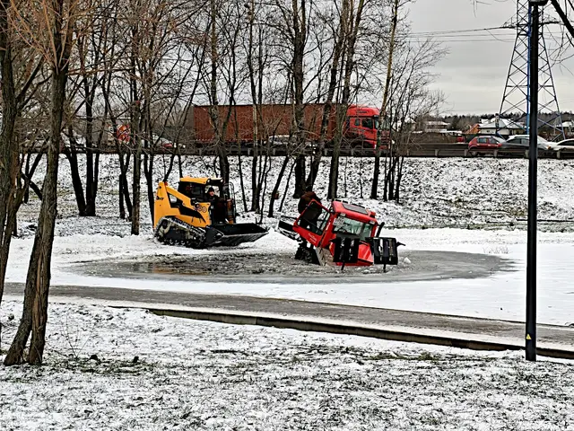 Уборочный трактор попал в пруд Уборочный трактор попал в пруд