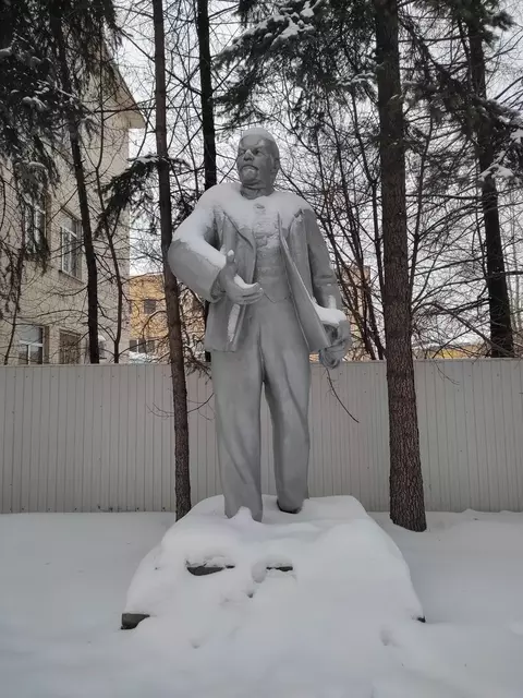 Улица Буракова. Памятник В.И. Ленину.