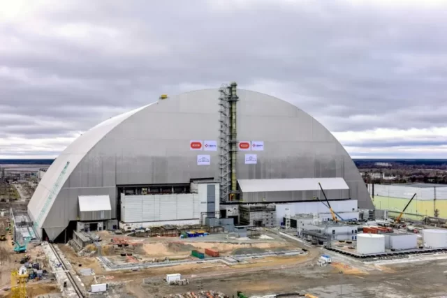 Чернобыльская АЭС под саркофагом