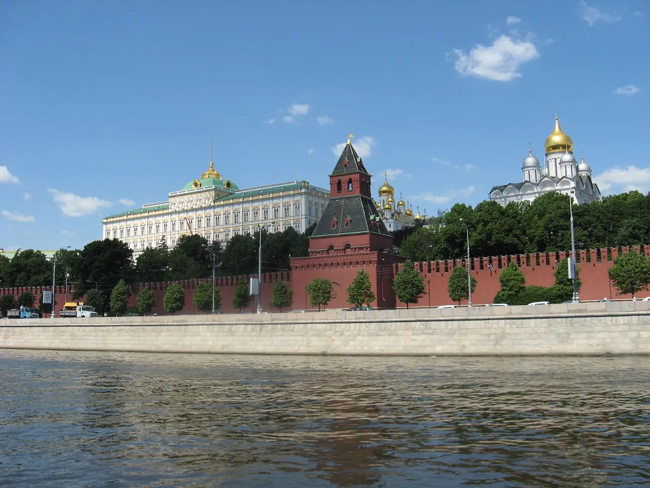 Kremlin 7. Большой Кремлевский дворец и колокольня. Фотографии достопримечательностей которые видно с Москвы реки.