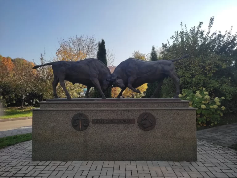 скульптура бодающиеся быки