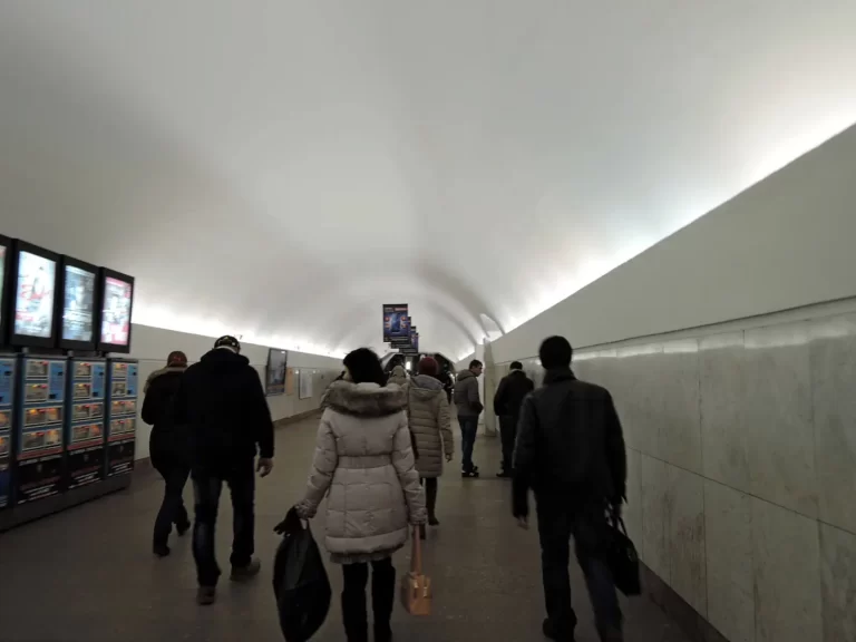 Переход от станции метро Театральная к Площади Революции