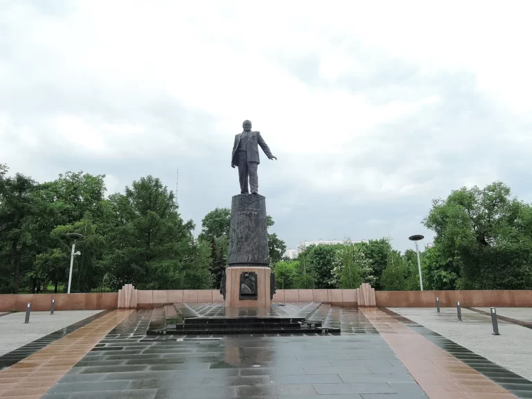 Памятник С.П.Королеву
