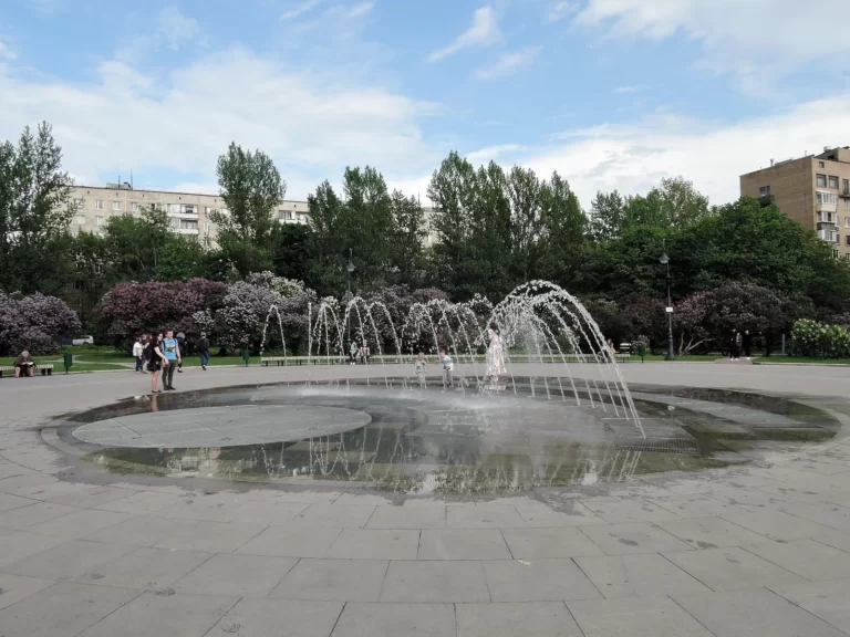 сиреневый сад фонтан