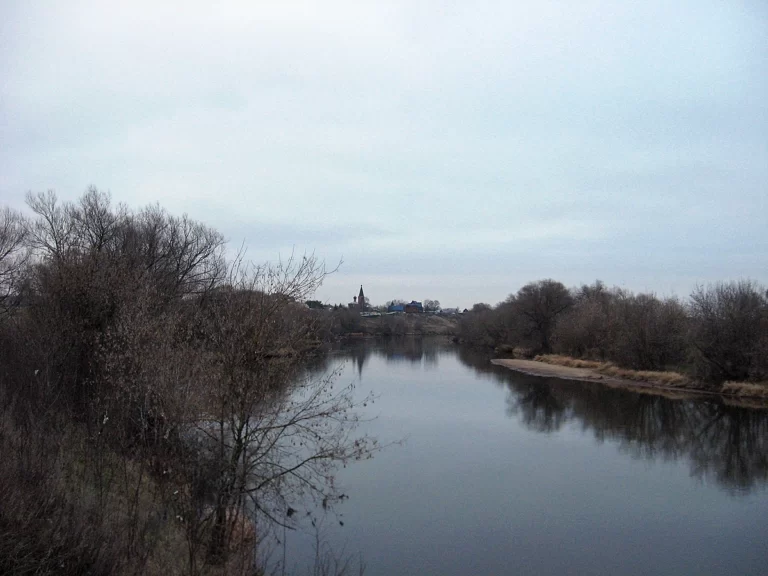 Москва-река. Вид на село Аксиньино.
